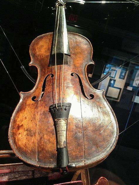 This is the violin that the lead member of the band on the Titanic played until the end, exactly ...