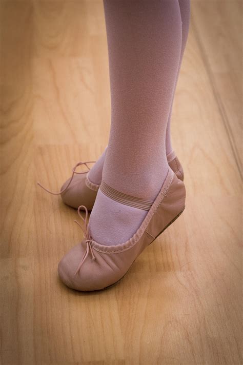 Toddlers' toes point, pose > Moody Air Force Base > Article Display