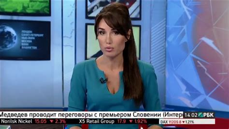 Ведущая РБК ТВ появилась на экране в блузке с вырезом под пенис — фото