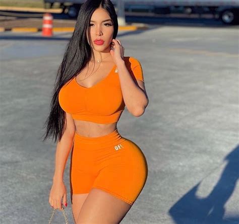 Tigres: Ennid Wong aficionada del equipo se quita la ropa en el Arco de