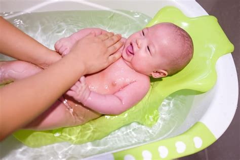 Como Dar Banho No Bebê Com Banheira