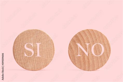 dos circulos de madera  palabras escrita    sobre  fondo rosa