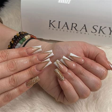 19 Cute & Classy Gold Glitter Nails to Feel Chic