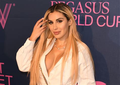 Alexa Dellanos presume su nuevo look y se muestra en el gimnasio