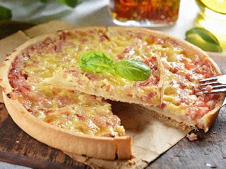 Солен тарт с шунка, яйца и синьо сирене