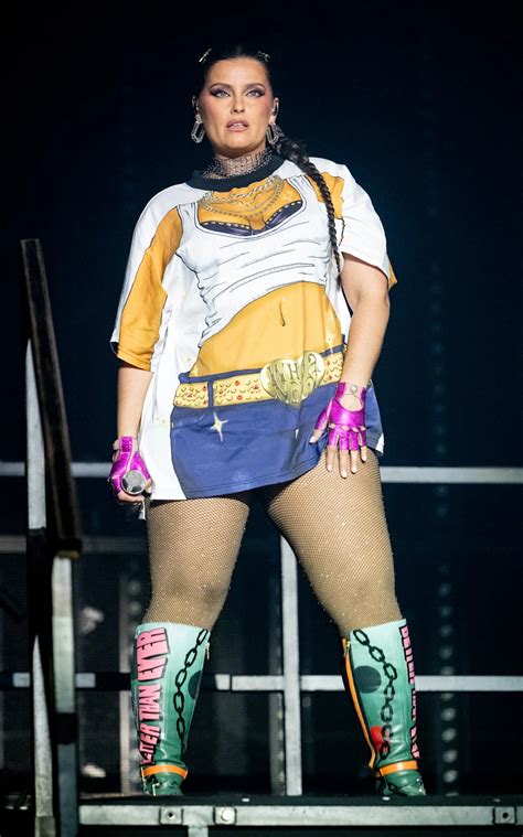 Nelly Furtado desafía a quienes critican su físico con la camiseta