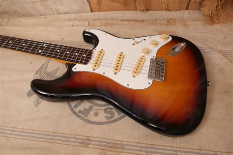 fender  reissue stratocaster mij fujigen sunburst guitars