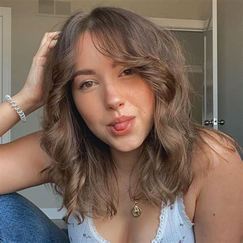 How did Pineapple Brat Become Famous? Her Age, Height, Wiki