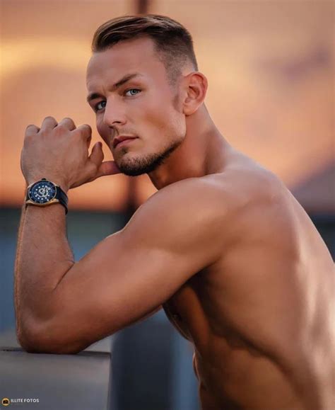 Best 12 Tyler Hoechlin Biography: Wife, Age, Movies, Parents, TV Shows ...