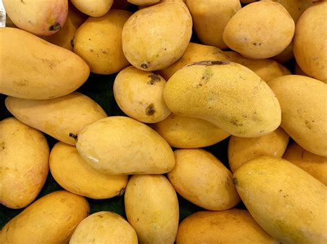 close  photo  fresh yellow orange mango fruit   market