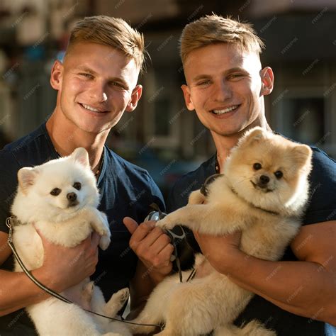Suerte de estar juntos gemelos con perros de pedigrí gemelos felices