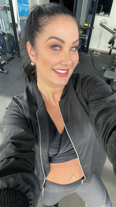 Agora solteira, Helen Ganzarolli para academia ao malhar sem sutiã e de