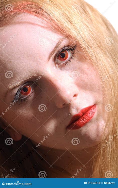 Pessoas Com Olhos Vermelhos - Mulher Nova Do Retrato Do Close-up Com Olhos Vermelhos Foto de Stock ...