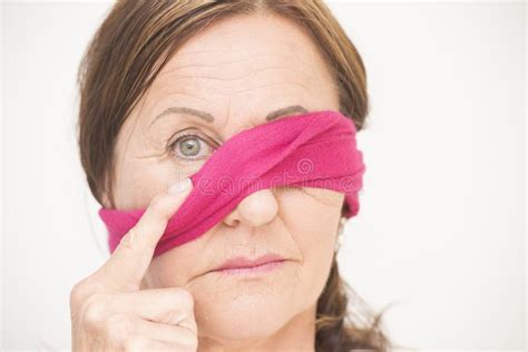 Venda Ou Fenda Nos Olhos - Uma Mulher Atrativa De Olhos Vendados Do Olho Imagem de Stock - Imagem ...