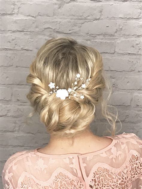 20 Stunning Fresh Flower Hairstyles for the Current Season 29