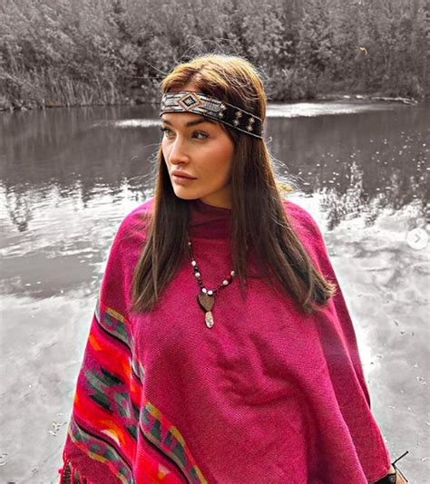 Galerie: Karolína Urbanová alias Daisy Lee porodila syna. Během porodu