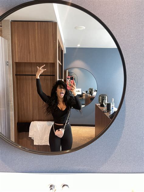 SUNPI🍄 on Twitter: "My bag can only fit lipgloss 💋 https://t.co