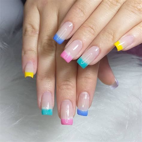 Unha Francesinha Colorida Pastel - Francesinha colorida | Unhas francesinhas coloridas, Unhas curtas fofas ...