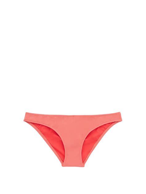 Brielle Biermann showcases curves in tiny black bikini for racy mirror