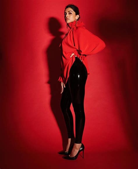 Deepika Padukone's latex butt! : r/desiactresses