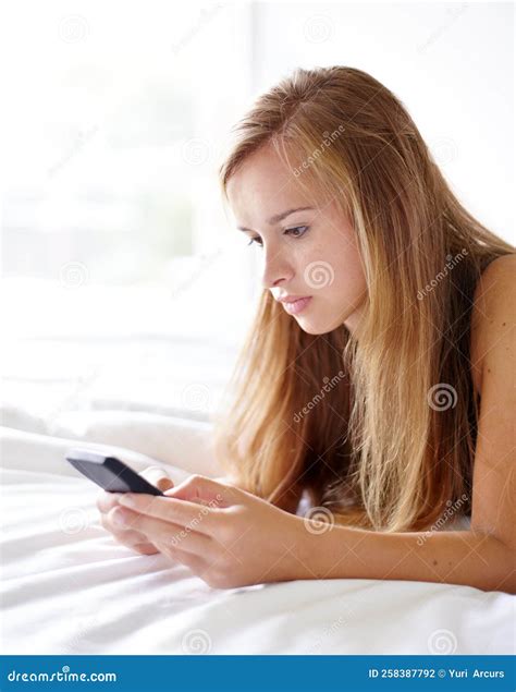 Digitando a Resposta Perfeita. Uma Linda Jovem Lendo Uma Mensagem De