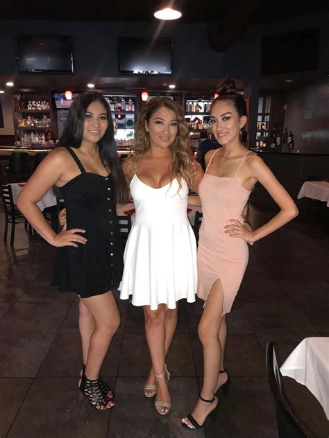 Super Hot MILF And Her Two Sexy Daughters : r/IRLgirls