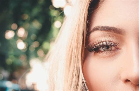 How To Curl Eyelashes: A Beginner's Guide – Doe Beauty
