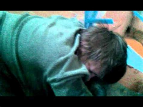 ЭЛЬБАНСКАЯ БАБА ВАЛЯЕТСЯ В ПОДЪЕЗДЕ ПЬЯНОЙ - YouTube
