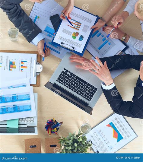 Executivos Que Sentam-se E Que Discutem Na Reunião De Negócios, No