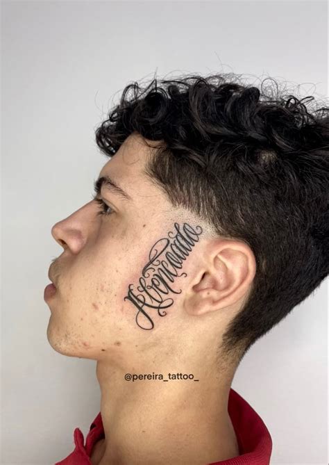 Tatuagem No Rosto Escrita - Tattoo Abençoado no rosto | Escrita no rosto, Abençoado lettering ...