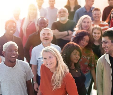 Coletivo De Gente De Pessoas - Grande grupo de pessoas diferentes em pé juntos | Foto Premium