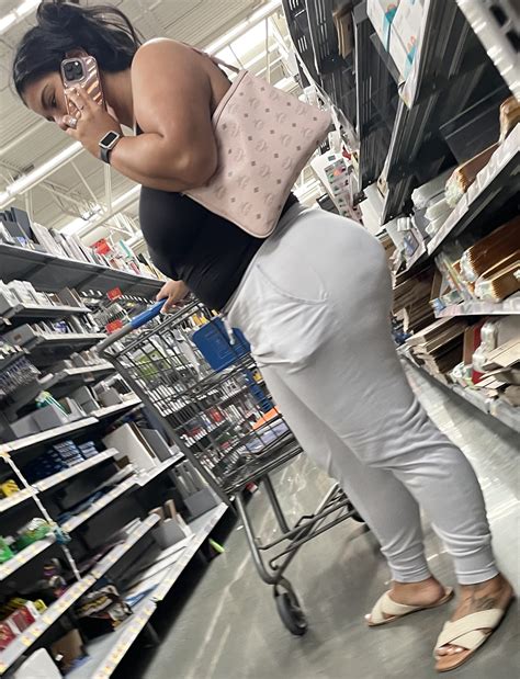 Insanely Huge Booty Chubby Latina Milf in Tight Sweatpants (close-ups