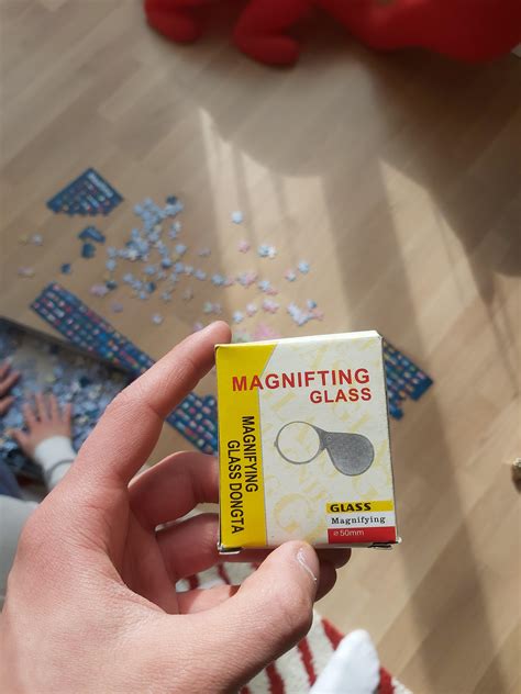A puzzle I bought has a magnifying glass with a spelling error : r