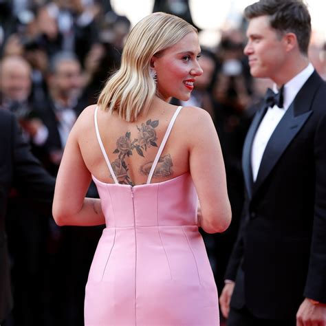 Scarlett Johansson zeigt ihr Rücken-Tattoo auf dem roten Teppich beim