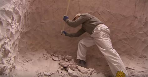 Man hides in cave for 25 years - the inside amazed everyone