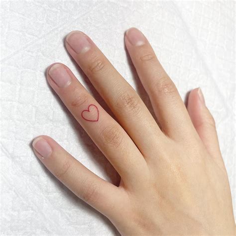 15 Delicate Finger Tattoo Ideas to Ink