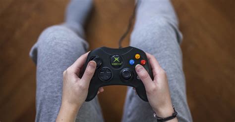 laki laki   suka bermain gim