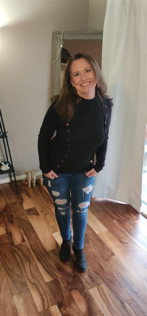 I love this black top with these jeans... : r/cougars_and_milfs_sfw