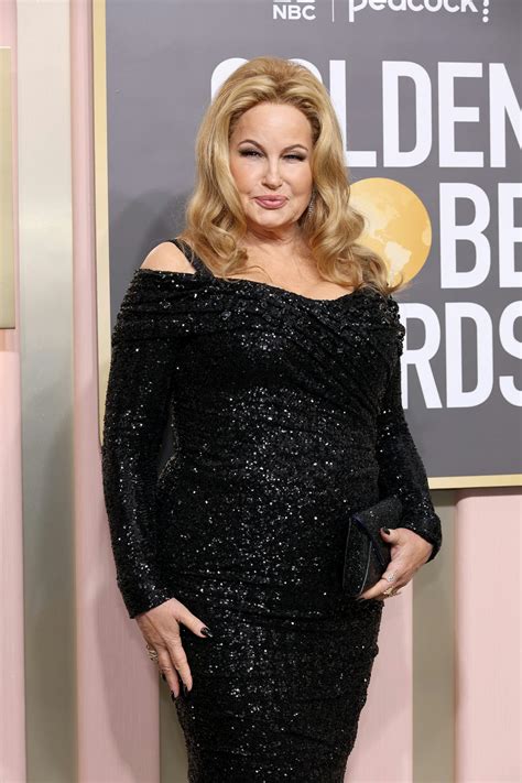 Jennifer Coolidge's 2023 Golden Globe Awards Makeup Is Bombshell Glam