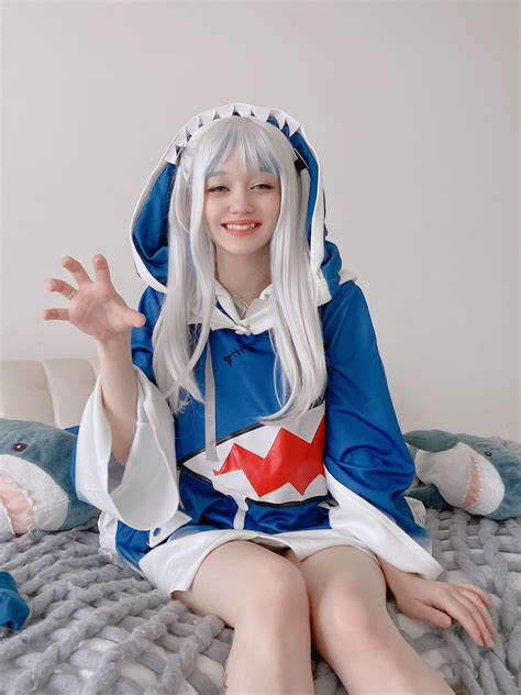 Gawr Gura by Donnami : r/cosplaygirls