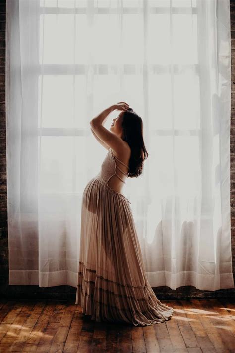 50 Maternity Photography Poses for Body Positive Pregnant Women