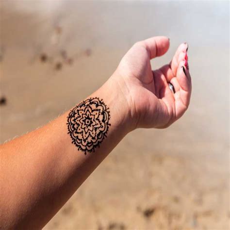 Ideas de tatuajes en la muñeca para mujeres
