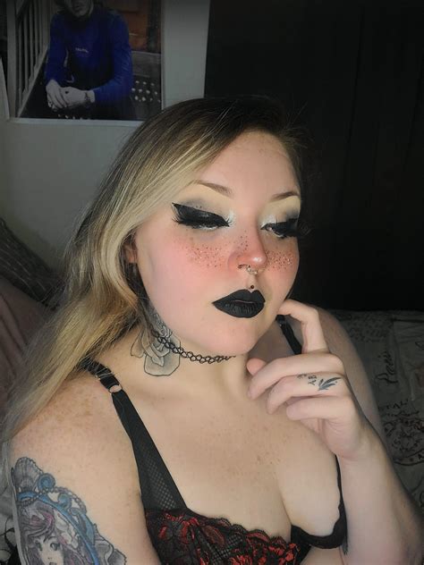 Crazy thick and very active pregnant milf : Stuffers