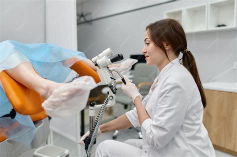 X Videos Ginecologista - Ginecologista examinando paciente na cadeira com microscópio ...