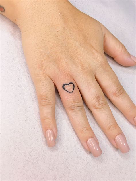 Coração No Dedo Tattoo - Tatuagem coração no dedo | Coração no dedo tatuagem, Papéis de parede ...