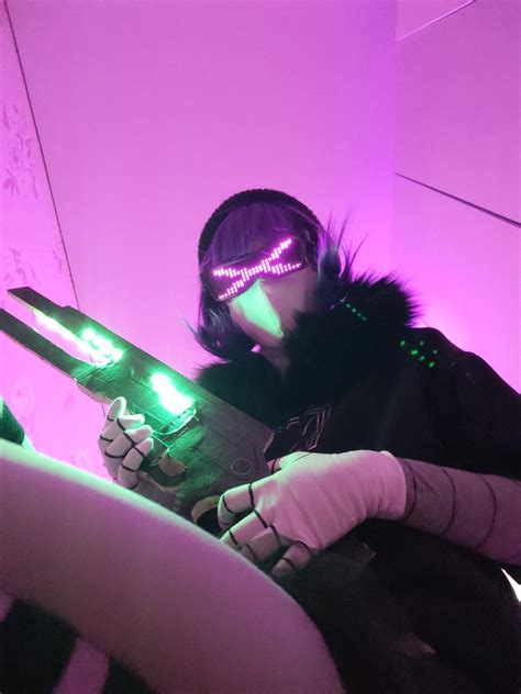 Epic Uzi Cosplay - Unleash the Power!