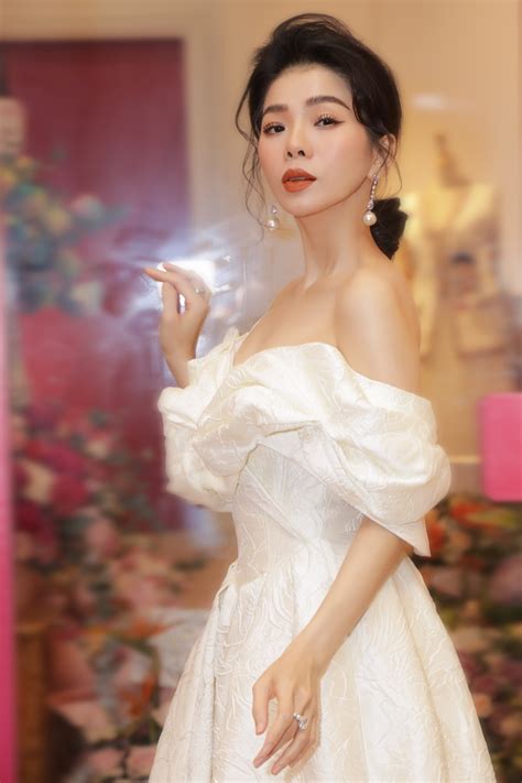 le quyen khoe vai tran quyen ru den chuc mung  em