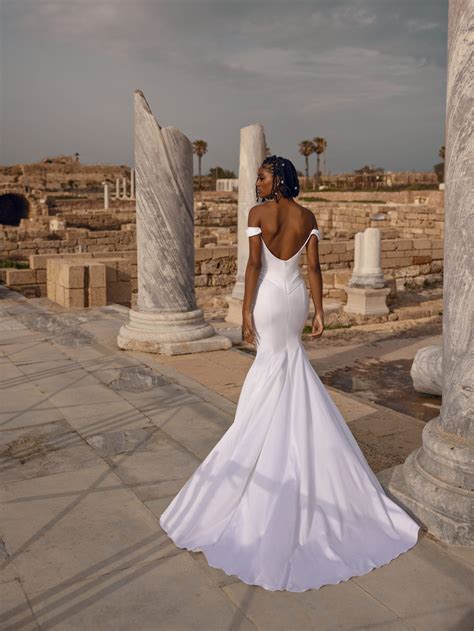 wedding dresses with the back open 10