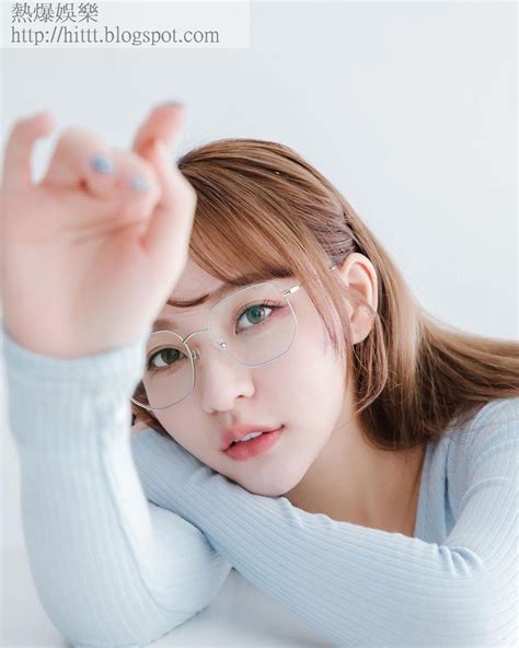 熱爆娛樂: 林襄傳封奶「全裸床照突外流」一絲不掛露甜笑 完美膚質反成焦點 林襄