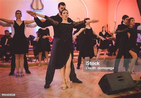 penari profesional melakukan pertunjukan kabaret foto stok